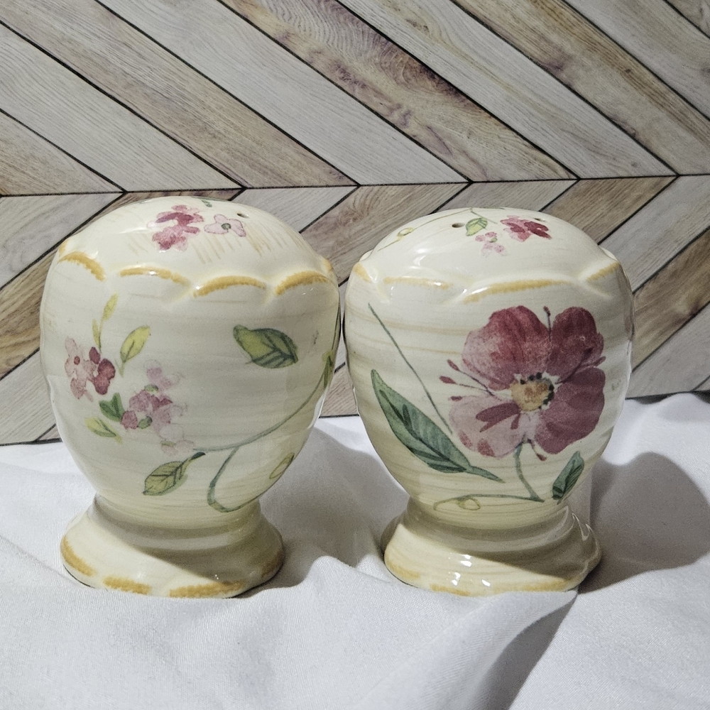 Pfaltzgraff salt & pepper shakers